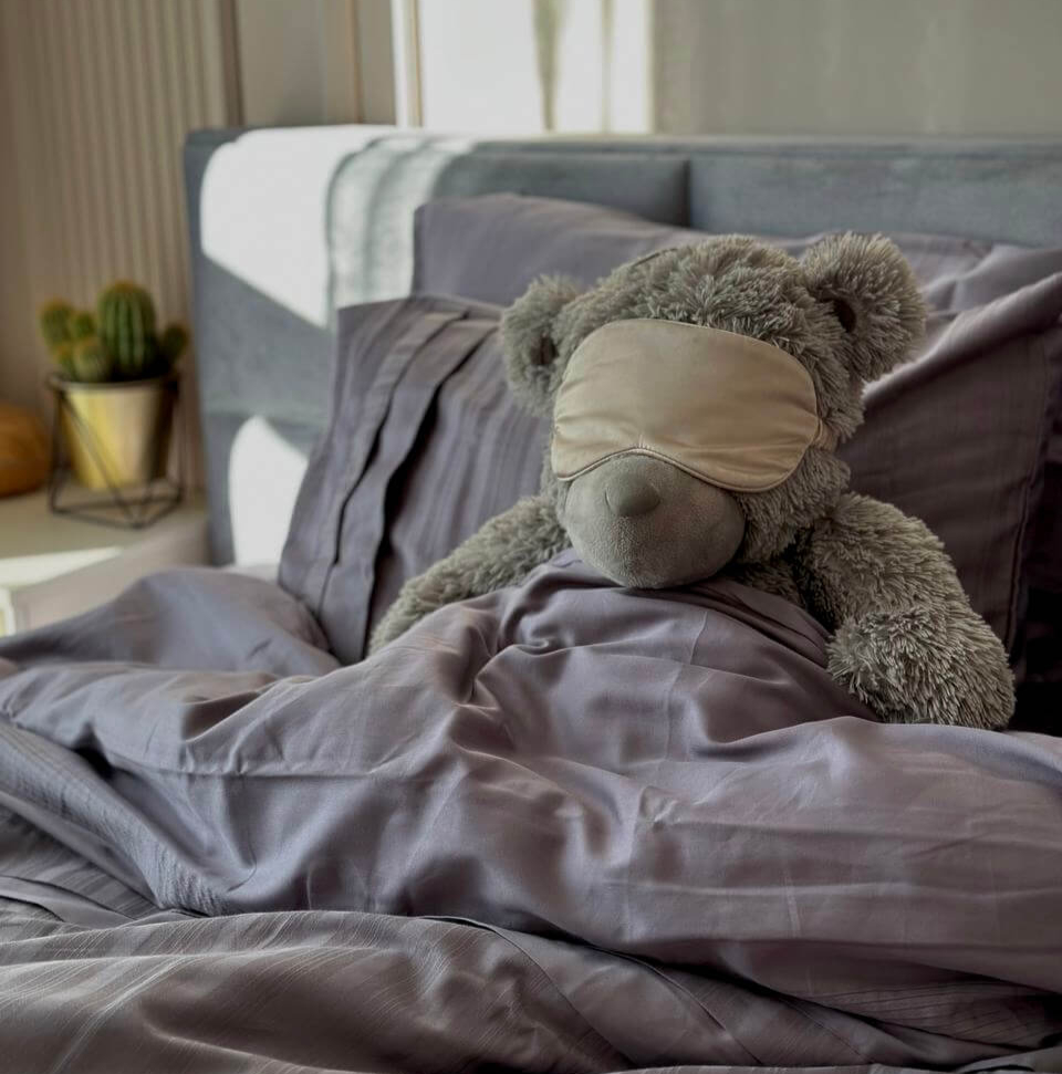 Niedźwiadek śpiący na szarej bawełnianej pościeli Miya Home